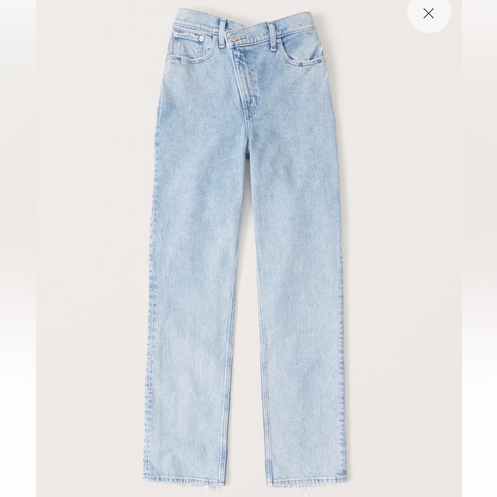 Abercrombie Ultra High Rise 90s Straight Jean. Light wash Crossover.